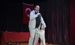 Senarist Arıkoğlu, köpeği 'Şeker' ile katıldığı söyleşilerde evcil hayvanlara dikkat çekiyor
