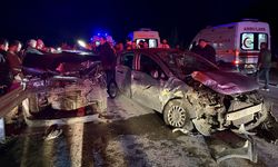 Sinop'ta lastik değişimi yapan araca başka bir aracın çarptığı kazada 4 kişi yaralandı