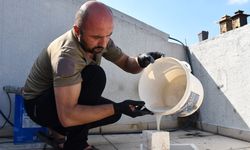 Şube başkanlığını yaptığı dernek yararına evinde dekoratif objeler üretiyor