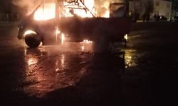 Tekkeköy'de park halindeki otomobil yandı
