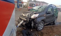 Tokat'ta akaryakıt istasyonunun tabelasına çarpan hafif ticari araçtaki 3 kişi yaralandı