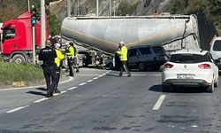 OTOMOBİL TIRIN ALTINA GİRDİ