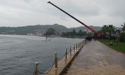 Zonguldak'ta fırtına ve sağanak yağış nedeniyle batan mini yat çıkartıldı