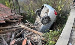 OTOMOBİL EVİN ÇATISINA DÜŞTÜ...