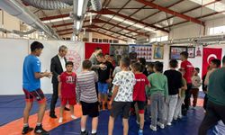 Almus Kaymakamı Çömen, küçük güreşçileri ziyaret etti