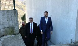 Artvin'de yamaçtan kopan kaya parçaları Çoruh Nehri'ne düştü