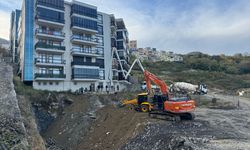 Bartın'da apartmanın tahliye edildiği göçük alanında dolgu çalışması yapılıyor