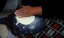 Bayburt'taki tandırlarda imece usulü ekmek pişirme geleneği sürüyor