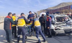 Çorum'da kamyonla cipin çarpışması sonucu 5 kişi yaralandı