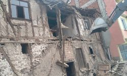 Çorum'da metruk evin yıkımı yapıldı