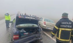 Çorum'da sisin neden olduğu zincirleme trafik kazasında 6 kişi yaralandı