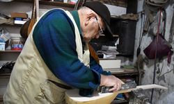Emekli öğretmen bağlamayı hem çalıyor hem üretiyor