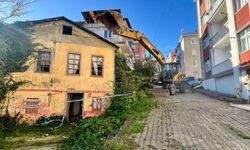 Giresun'da metruk binaların yıkımı sürüyor
