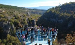 İncekaya Kanyonu'nu ziyaret edenler, cam seyir terasından sonbahar manzarası izliyor