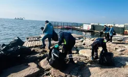 İzmir'de doğaseverler Karşıyaka'da kıyı temizliği yaptı
