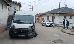 Karabük'te minibüsle çarpışan hafif ticari araçtaki 2 kişi yaralandı