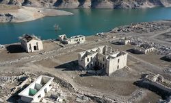 Kars'ta baraj sularının çekilmesiyle köy gün yüzüne çıktı