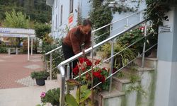 Kastamonu'da imam hatip görev yaptığı caminin çevresini ve köyü çiçeklerle donattı