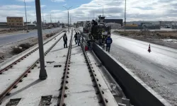 Konya tramvay hattı inşaatında trafiğini aksatmadan titiz çalışma