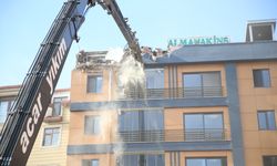 Ordu'da temel kazısı sırasında hasar oluşan binanın yıkımına başlandı