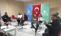 Samsun'da 75. Yıl Huzurevi sakinlerine şiir ve müzik dinletisi sunuldu