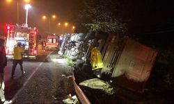 Samsun'da devrilen tırın sürücüsü yaralandı