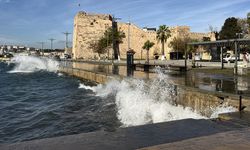 Sinop'ta fırtına sahilde yüksek dalgalar oluşturdu