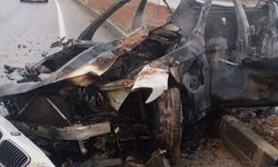 Tokat'ta refüje çarpıp yangın çıkan otomobilin sürücüsü yaralandı