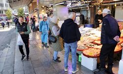 Trabzon'daki balıkçı tezgahlarında hamsi bolluğu devam ediyor