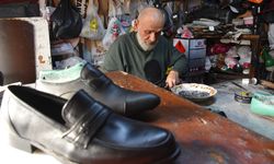 Trabzonlu usta 60 yıldır el emeğiyle deri ayakkabı imal ediyor