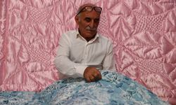 Trabzonlu yorgancı Mehmet usta, mesleğini 60 yıldır aynı dükkanda sürdürüyor