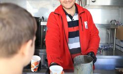 Türk Kızılay gönüllüleri ilk ve ortaokullarda 4280 çocuğa sıcak çorba dağıttı