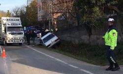 Türkeli'de su kanalına devrilen otomobildeki bir kişi yaralandı