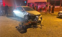 Türkeli'nde otomobil ile çarpışan motosikletin sürücüsü yaralandı
