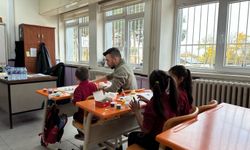 Üniversite öğrencilerinden köy okuluna kütüphane ve oyun odası desteği