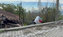 Zonguldak'ta otomobil kullanılmayan bir evin çatısına düştü