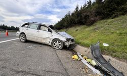 Anadolu Otoyolu'nun Düzce geçişinde beton su kanalına çarpan otomobildeki 2 kişi yaralandı