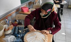Anneannesinden öğrendiği hasır dokuma sanatını geleceğe aktarıyor