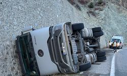 Artvin'de kömür yüklü tırın devrilmesi sonucu sürücü yaralandı