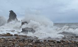 Bartın'da şiddetli rüzgar 6 metreyi aşan dalgalar oluşturdu