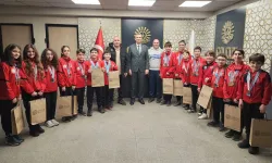 Başkan Sezer Gölcük Belediyesporlu yüzücüleri ağırladı