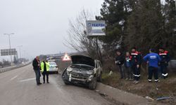 Boyabat'ta drenaj kanalına devrilen pikabın sürücüsü yaralandı