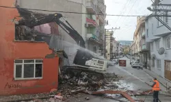 Bursa Gemlik'te güvenli kent için metruk bina yıkımları sürüyor