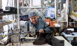 Çocuklarının ısrarına rağmen 78 yıldır sürdürdüğü terzilik mesleğini bırakmıyor