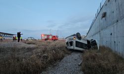 Çorum'da atletizm sahasına düşen hafif ticari aracın sürücüsü yaralandı