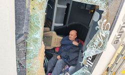 Çorum'da buğday yüklü tır devrildi, sürücü yaralandı