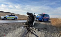 Çorum'da devrilen otomobildeki 2 kişi yaralandı