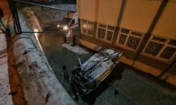 Çorum'da okul bahçesine düşen otomobildeki 2 kişi yaralandı