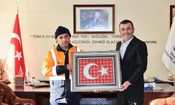 Denizli'de Büyükşehir personelinden alkışlanacak bayrak hassasiyeti