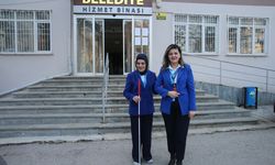 Doğuştan görme engelli Ebru'nun mesai arkadaşları 'gören gözleri' oldu